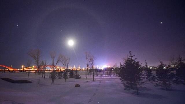 内蒙古海拉尔惊现月晕奇观