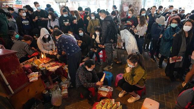 香港惊蛰：众多市民排队“打小人”