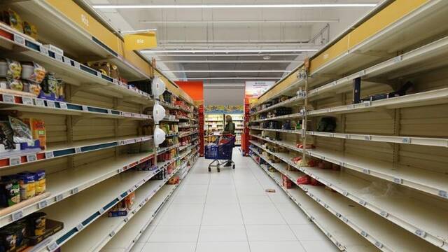 新冠疫情在法蔓延 民众抢购生活物资