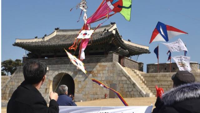 疫情下的韩国人民：放风筝祈愿消灭新冠病毒