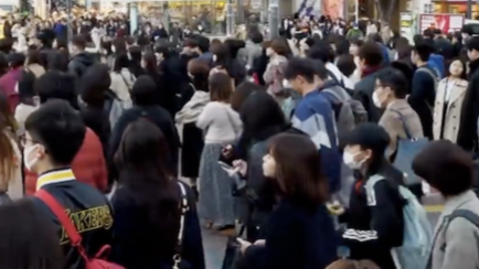 学校停课 日本学生都出门逛街了