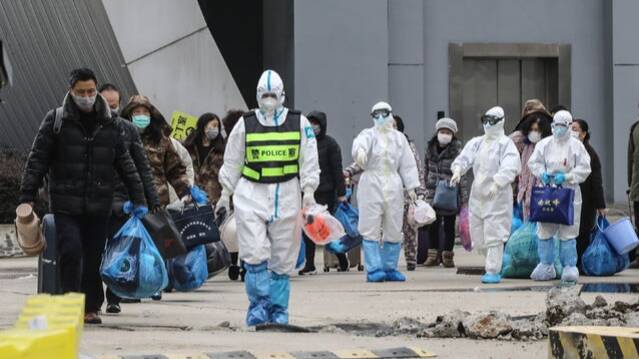 最大规模“出舱” 武汉客厅方舱医院132人出院