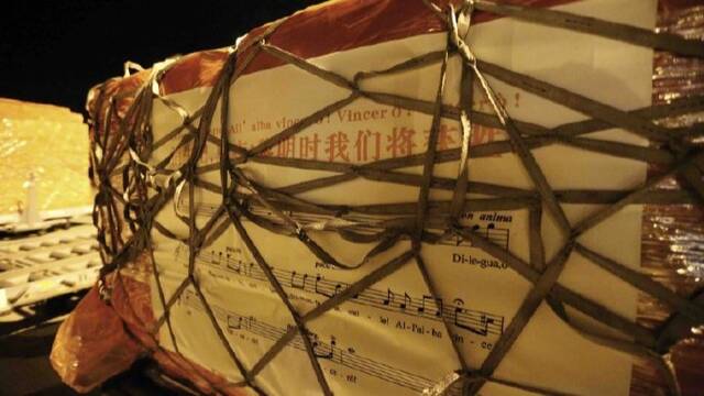 中国援意物资上写有图兰朵歌词