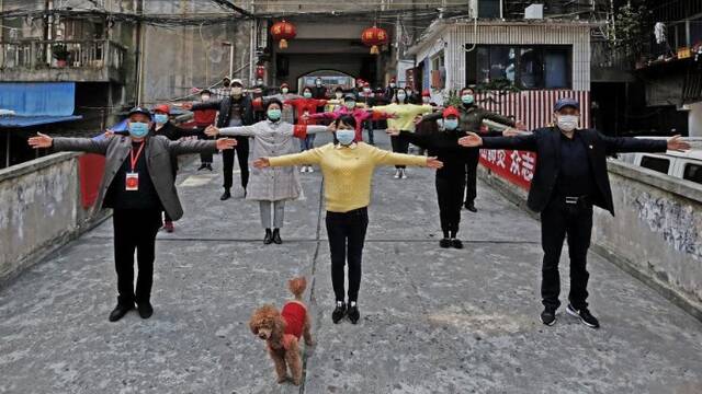 抗疫“战壕”里的别样合影