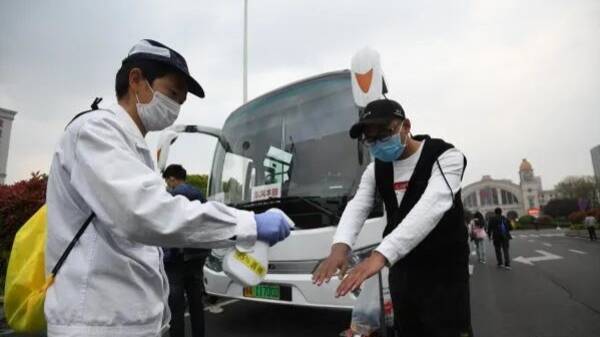 武汉首个返岗复工专列到站 1013人点对点送往工厂