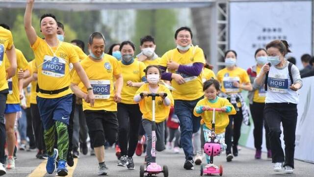 成都千名跑者参加 “双遗”马拉松健康跑