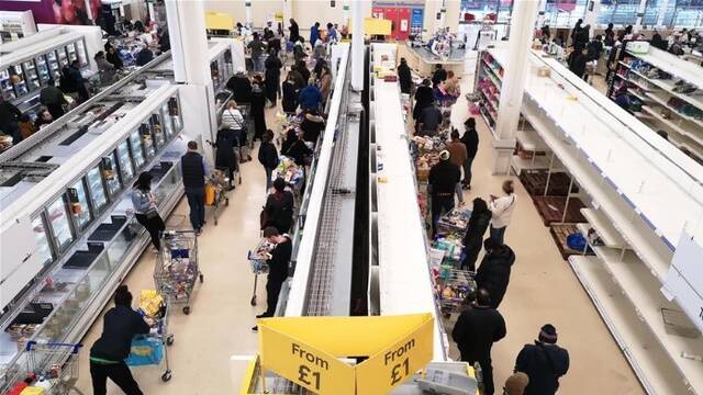 英国肺炎疫情蔓延 超市现抢购热潮