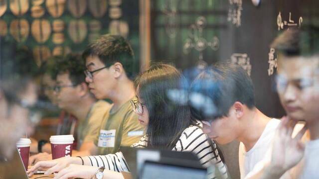 当“后浪”涌来“前浪”里的中年码农怎么活？