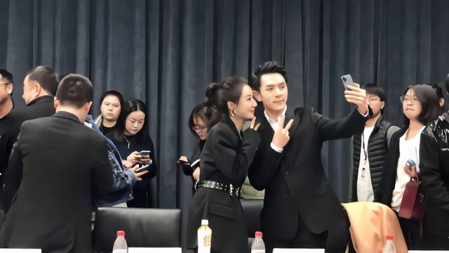 李佳琦薇娅的对决，跟关晓彤、欧阳娜娜有什么关系？