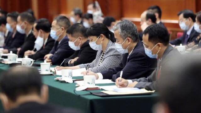 全国人大代表团分组审议政府工作报告