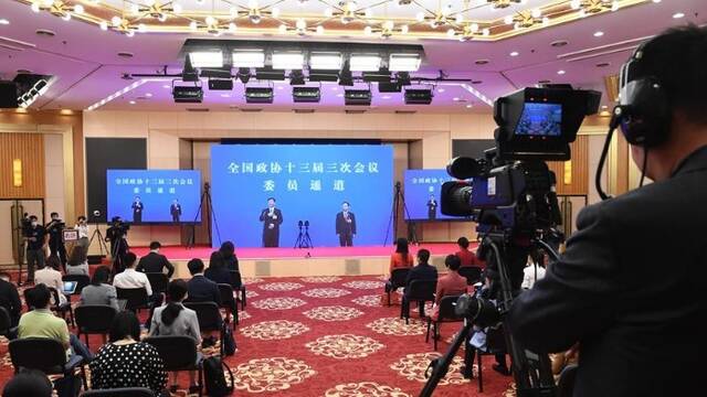 政协会议第二场“委员通道”采访现场