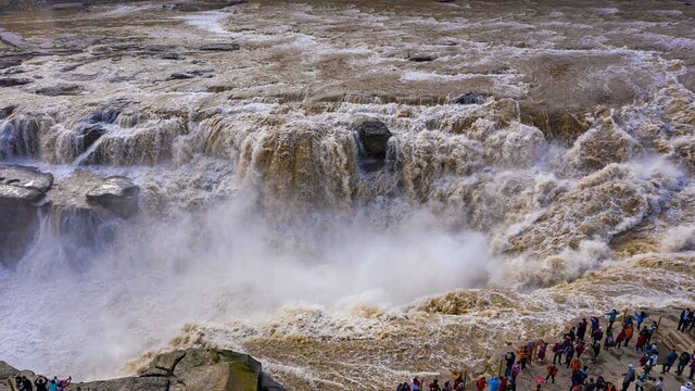 山西临汾：壶口瀑布秋水猛 景区免票游人多