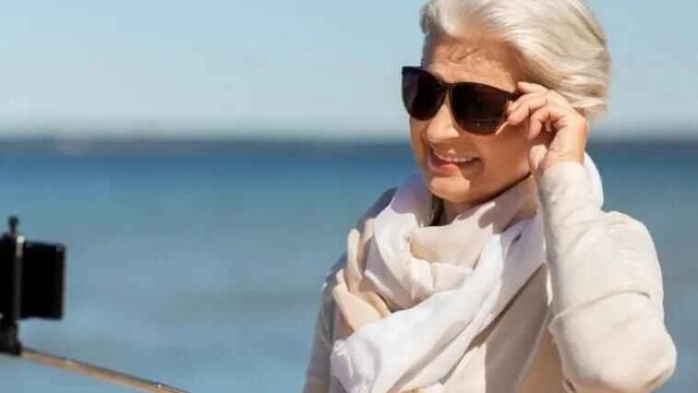 银发网红出圈记：一条短视频获赞56万，直播带货金额上百万