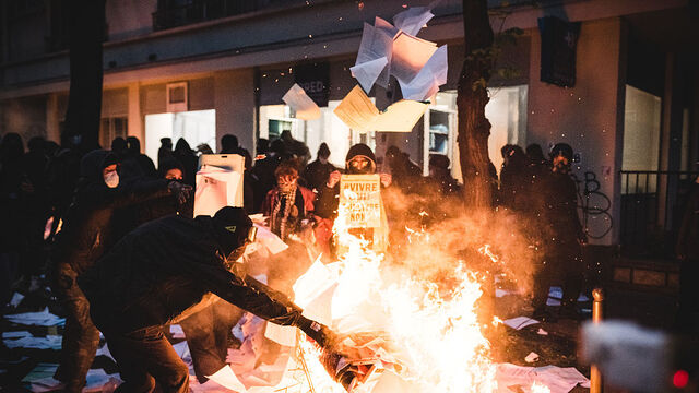 法国推出安全法 民众示威巴黎骚乱