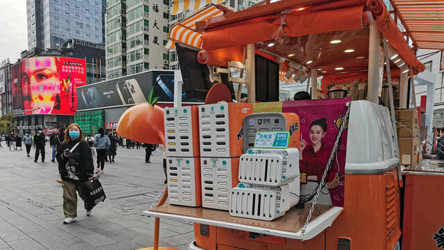 共享充电宝充1小时要10元？记者实测：地段决定，可能更贵