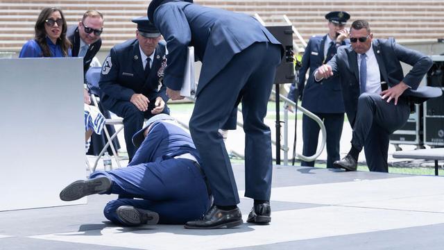 美国总统拜登当地时间6月1日在科罗拉多州举行的美国空军学院毕业典礼上突然摔倒。(图源:法新社)