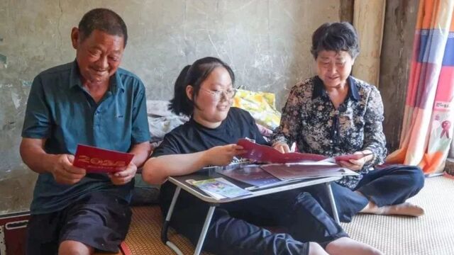 爷爷6000多次弯腰，背出了她的大学路！网友：看得眼睛酸酸的……