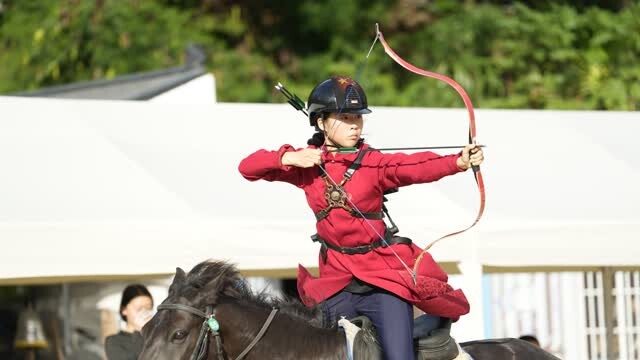 追光｜又酷又飒 12岁“小孩姐”让骑射运动火出圈