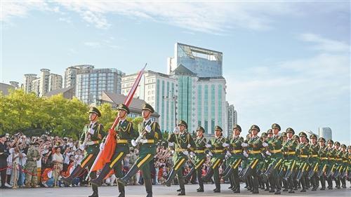 超10万人观礼南昌“八一”升国旗仪式