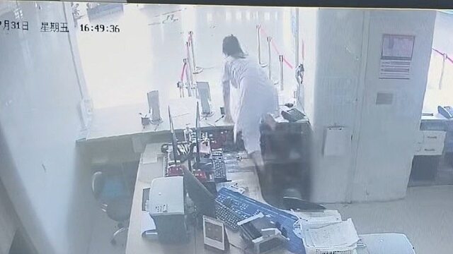 河南濮阳一医院三名职工翻越一米多高窗口救倒地患者获赞