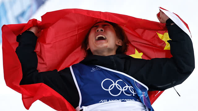 冬奥会∣苏翊鸣生日夺冠，中国代表团迎来米兰首金