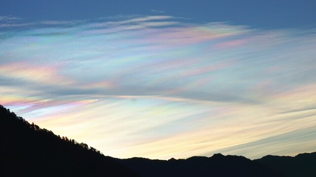 罕见！云南上空现七彩云