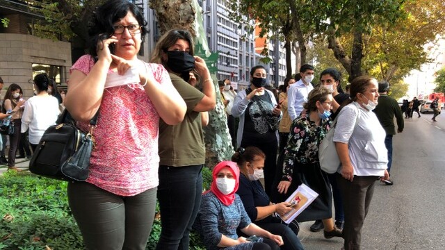 土耳其附近海域发生七级地震 民众劫后余生激动打电话报平安