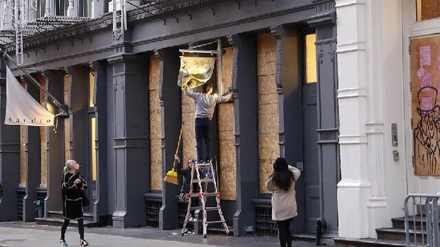 美国大选选举日：纽约店铺钉木板保安全