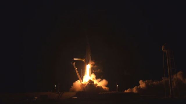 SpaceX载人“龙”飞船发射升空送4名宇航员进入空间站