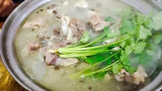 来自蒙古国的羊已上桌 援鄂队员花式秀厨艺