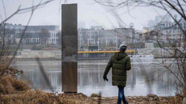 神秘金属柱现身波兰引民众围观