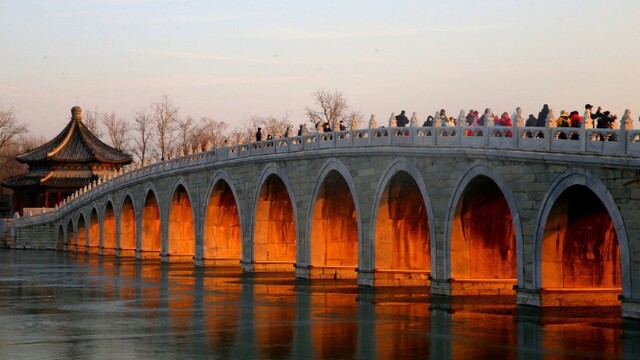 颐和园十七孔桥上演“金光穿孔”