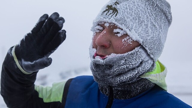 俄罗斯“冰城”气温达-43°C 行人帽子睫毛都结冰