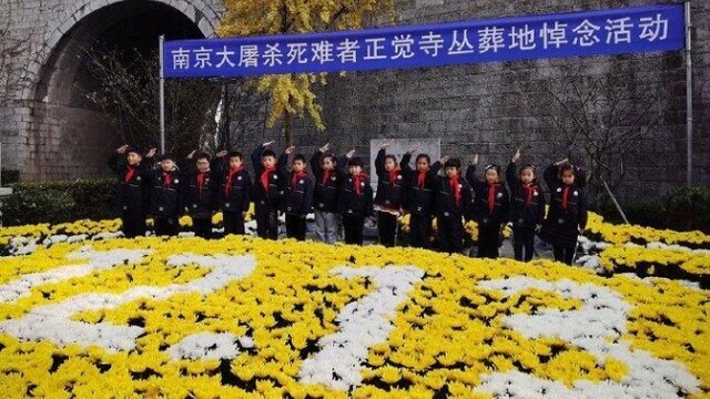 南京多处遇难同胞丛葬地摆满鲜花