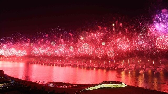 迪拜燃放烟花庆祝新年 哈利法塔璀璨夺目