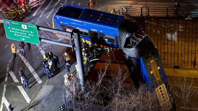 车挂桥上了！公交车失控冲出立交桥