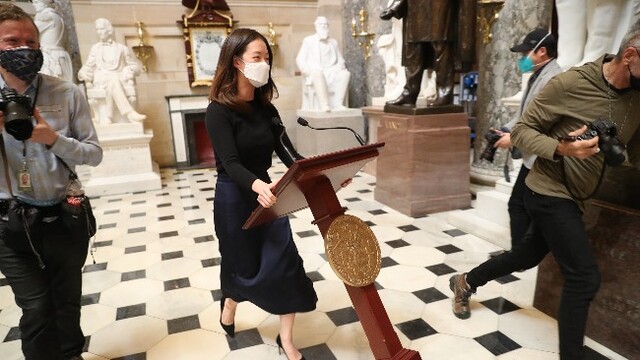 佩洛西的讲台重回国会大厦