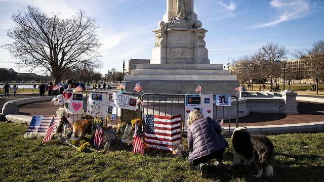 美国民众悼念在国会暴乱中丧生的警察