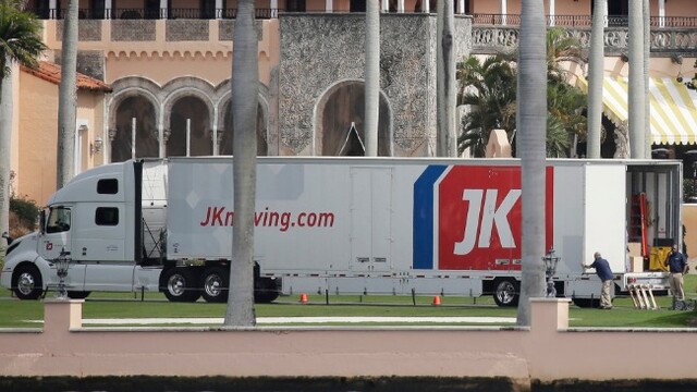 美媒拍到特朗普开始搬家