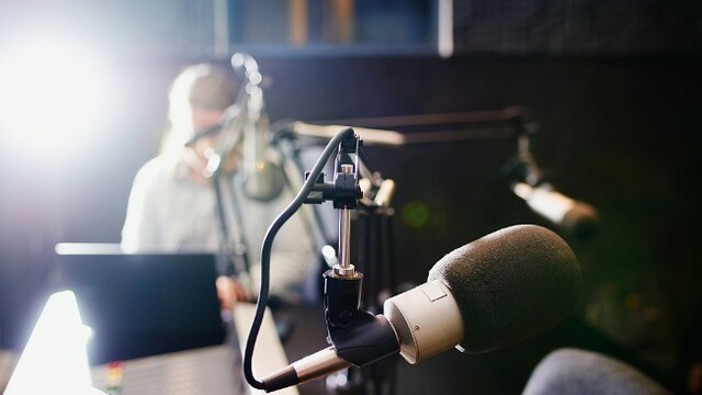 巨头下注，播客虚火