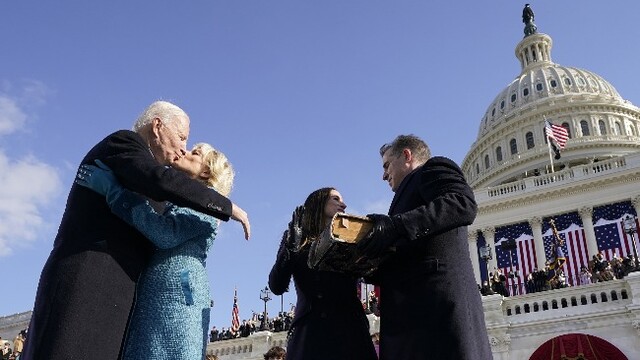 拜登发表就职演说 和第一夫人现场拥吻