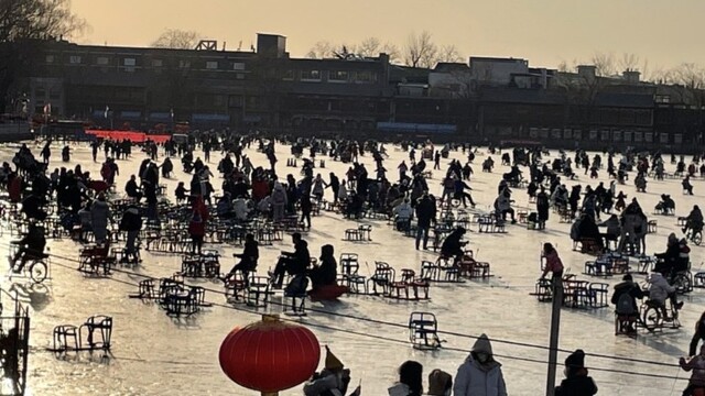 北京什刹海冰场限票机制开启 游人热情不减