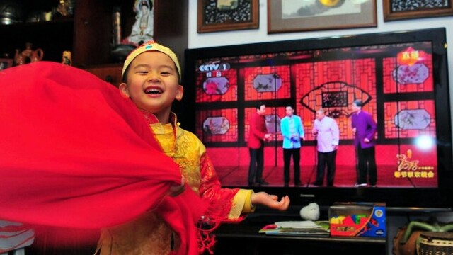 年轻人不爱看电视了，为什么互联网还要抢破头上春晚？