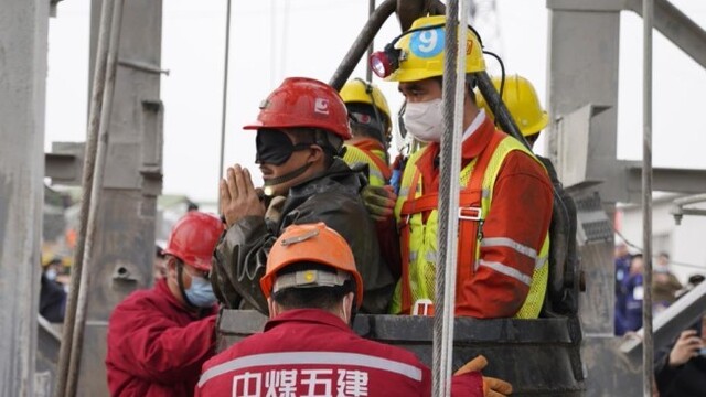 11人升井！被困矿工双手合十感谢救援