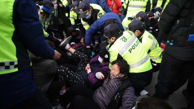 韩国民众与警方发生冲突