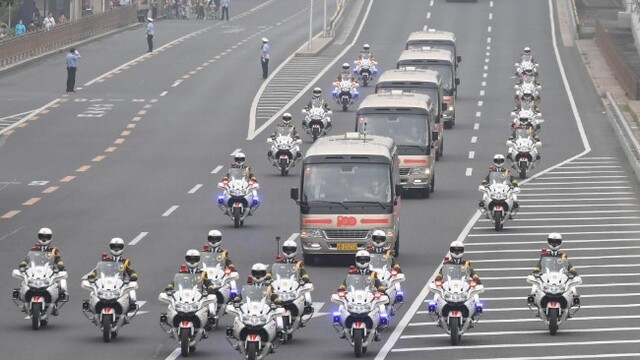 国宾护卫队为“七一勋章”获得者护航