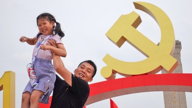 北京天安门广场庆祝景观迎来打卡潮