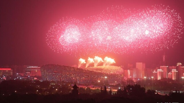 庆祝建党百年文艺演出举行 绚烂焰火盛放