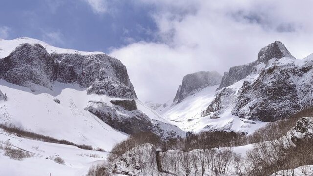 “五一”长白山游客热情不减，主峰封山仍观瀑布赏春雪