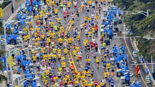 汉马两项赛会纪录被破 三万跑友跑进武汉的春天里